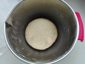 首先我们将所有主面团所需的食材用料混合，因液体含量稍多些，我们可以借用筷子将其搅拌，最后手上抹点食用油，将面团进行整理一下。