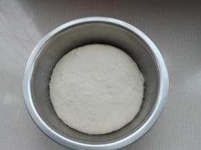 整理好的面团盖好盖子或者保鲜膜进行室温发酵，发酵至原来面团约两倍大。