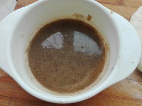 面团在发酵期间，我们可以先来制作油酥：将除了食用油外所有食材混合放入容器中，食用油将其烧热，浇入到容器中，搅拌均匀，放凉待用即可。