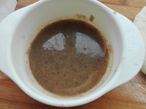 面团在发酵期间，我们可以先来制作油酥：将除了食用油外所有食材混合放入容器中，食用油将其烧热，浇入到容器中，搅拌均匀，放凉待用即可。