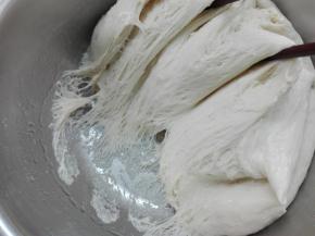 发酵好的面团，拉开面团，里面呈均匀的蜂窝状态。