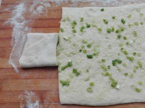 将切开的另一边也同样向中间对折，压在上面步骤中折叠的面片上，如图所示。