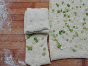 同样将切开的面片继续折叠，如图所示。