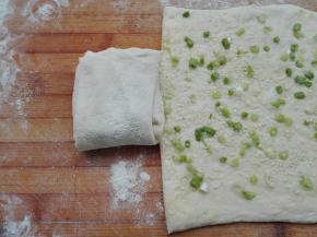 同样另一端切开的面片也同样折叠摞在一面。