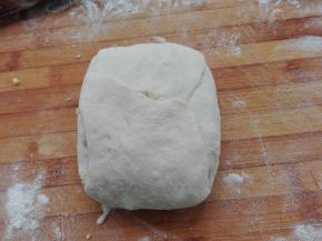 以此类推，将整个面团全部折叠包裹好，如图所示。