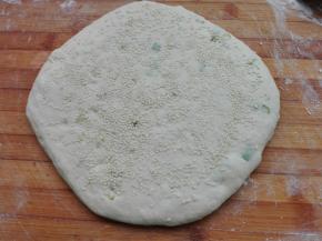 用擀面杖将其擀圆擀稍薄一点，厚度约1.5厘米左右。