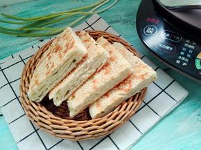 外酥内软，层次明显的发面大饼就烙制好啦，切开，可以吃喽。