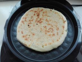 同样方法将另一面也烙制金黄色。