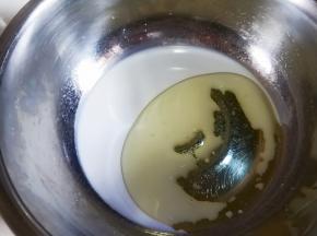 准备好所需的材料，盆里放玉米油和牛奶。