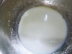 用手动打蛋器将两者混合均匀，看不见油就可以了。