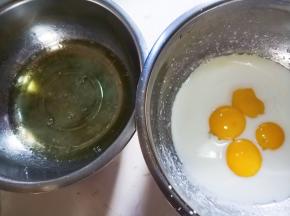 蛋清和蛋黄分离，装蛋清盆必须是无水无油的。