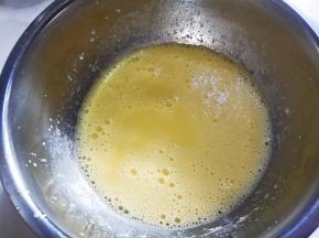 蛋黄盆里放二十克糖和两克糖搅匀。