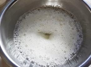蛋清滴入几滴白醋，白糖分三次放入，用电动打蛋器低速打发有粗泡放三分之一糖。