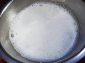 中速打发有细泡时第二次放三分之一糖。