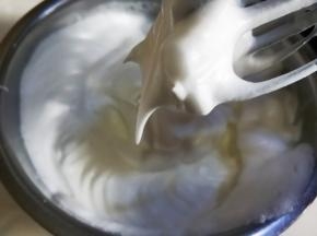 高速打发蛋白，提起打蛋器蛋白呈大弯勾时打发完成。