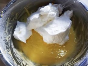 打发好的蛋白分三次放入蛋黄糊，每一次拌匀才能放下一次。