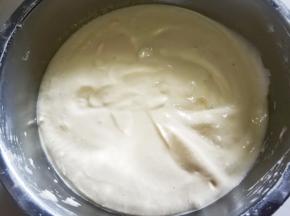 用橡皮刮刀由下至上或切割的方式翻拌，不要划圈搅拌。此时提前预热烤箱。