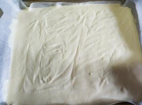 烤盘上铺油纸，到入蛋黄糊，轻震几下，表面用牙签消泡。