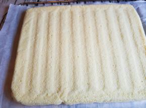 网架上重新铺油纸将烤好的蛋糕翻面铺在油纸上。