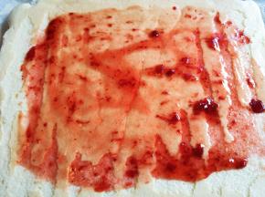 再翻过来抹上草莓酱，四周留点距离，不要抹满。