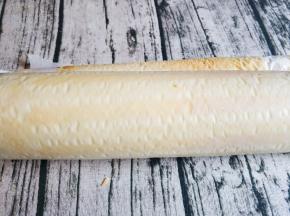 用擀面杖趁热卷起