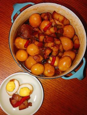 最后就是看到卤汁剩一半的时候可以开大火收汁，锅盖就别盖了，站在火边等收完汁再走开，不然很容易糊底的，画小黑板啦！！！大火收汁别走开