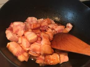 这时候就可以下肉了，丢下去滋啦滋啦的声音，慢慢的翻动