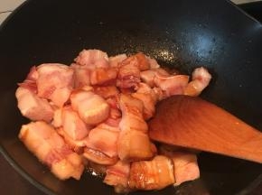 这时候就可以下肉了，丢下去滋啦滋啦的声音，慢慢的翻动