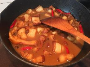 糖色上好后，直接把一小瓶卤水汁倒进去，量要没过肉，把香料全部丢进去，水煮鸡蛋剥壳丢进去，大火烧开后转小火慢卤