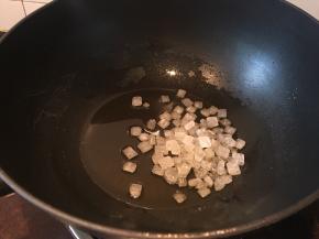 炒糖色—冷锅下油下冰糖，小火
