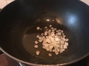 炒糖色—冷锅下油下冰糖，小火
