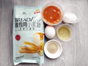 将1根胡萝卜洗净，切成小块，加入100克冷水，入料理机或榨汁机，榨成胡萝卜汁后过滤，取80克生的胡萝卜汁备用。称量和准备好其他食材，将金龙鱼面包用小麦粉过筛备用。