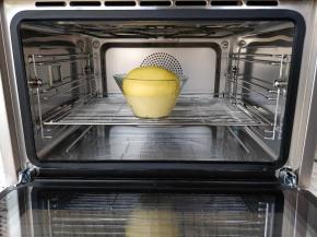 发酵完成后，面团膨胀到差不多2倍大。用一根手指按压表面，痕迹不会回缩塌陷，拉开表面，组织呈细密的蜂窝状，说明第一次发酵完成了。