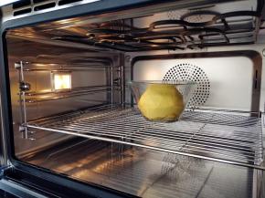 开始和面，揉成光滑的面团后，装入稍大的容器，放入烤箱下层，设定温度30度，进行发酵45分钟左右。我用的蒸烤箱在发酵过程中密封很好，面团表面不会发干，如果是普通家用烤箱，需要加盖一层保鲜膜。