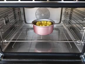 先将6个大面团揉成圆球形，放在模具中间，再把小面团揉成眼睛和耳朵，底部蘸少许蛋液，粘在大面团合适的位置。这时的面团是表面光滑，无明显的气泡的状态。将模具重新放入烤箱下层烤架上，设置二次发酵温度32度，发酵40分钟左右。待面团发酵到1倍大小就可以开始烘烤了。