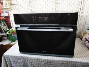 设置嫩烤模式（普通烤箱请选择上下管同时加热模式），温度155度，时长35分钟，开始烘烤。