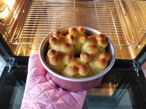 完成后将烤好的面包胚从烤箱中取出。可以看到膨胀得很均匀，说明面粉的筋度很好。