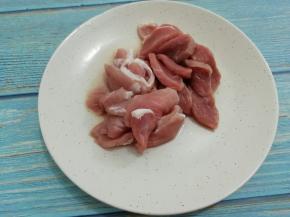 肉用水洗干净然后切成适当的片