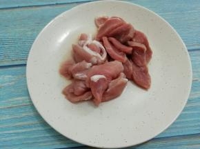 肉用水洗干净然后切成适当的片
