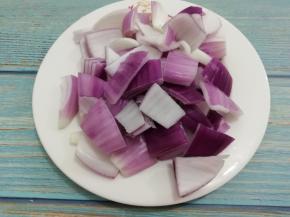 洋葱洗干净去掉外皮，然后切成块