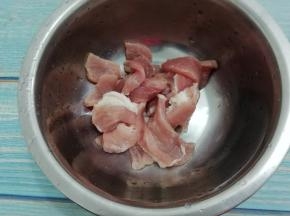 把肉放入盆中