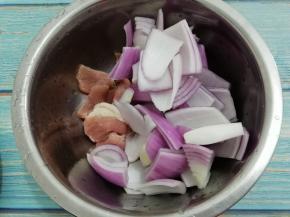 把洋葱也放入盆中
