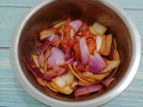 带着手套把食材抓均匀