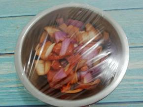 盖上保鲜膜放入冰箱中冷藏一夜