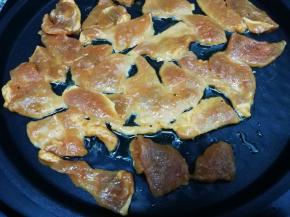 锅里倒入少许的油，把腌好的肉放入锅中煎到快熟