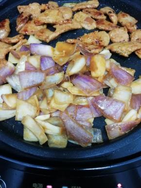 然后再把腌好的洋葱放入锅中煎熟