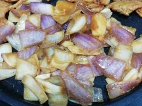 然后再把腌好的洋葱放入锅中煎熟
