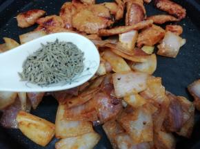 倒入孜然搅拌均匀