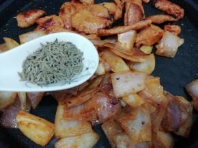 倒入孜然搅拌均匀