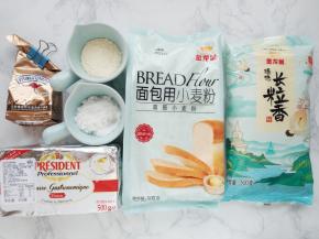 将所有材料准备好，米饭煮好后放凉，注意所用的米饭不可冷藏不可过夜。